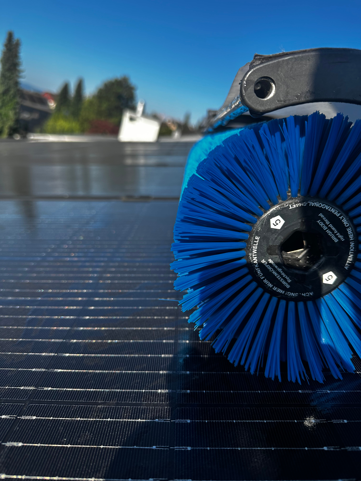 Professionelle Solarreinigung mit Spezialbürste auf Photovoltaik-Modulen in Zürich